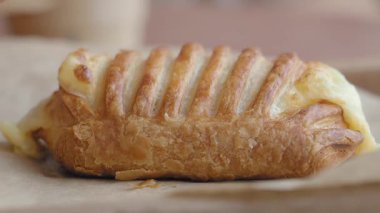 Fırında sıcak servis edilen erimiş peynirli yeni pişmiş hamur işi..