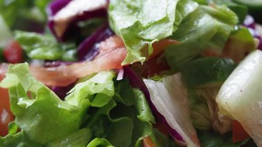 Taze sebzeleri doğramak ve sağlıklı bir yemek için büyük bir kasede karıştırmak..