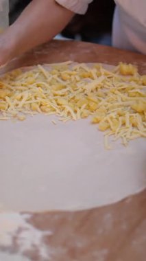 Taze malzemelerle lezzetli bir peynirli böreği nasıl hazırlayacağınıza dikkat edin..