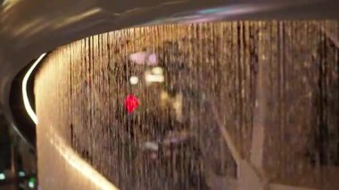 Suyun, modern bir çeşmenin üzerinde güzel bir şekilde akışını izle..