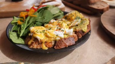 Haşlanmış yumurta, ekmek ve salatadan oluşan lezzetli bir yemek..