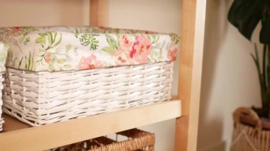 Düzenli bir organizasyon için dekoratif sepetin nasıl kullanılacağını keşfet.