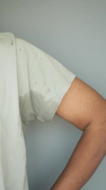 Koltuk altları ıslak, ter kokulu bir adam. 