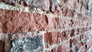 Eşsiz doku ve renklere sahip taşralı tuğla duvarın güzelliğini keşfedin..