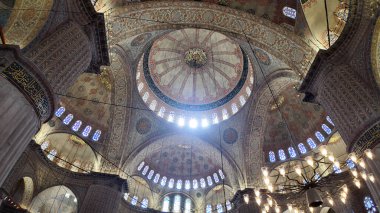 Tarihi bir caminin kubbesi güzel desenler ve ışık saçar..