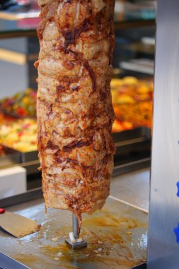 Lezzetli et yavaş yavaş döner, lezzetli sokak yemekleri için hazır..
