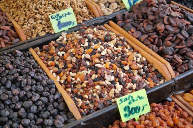 Pazar yerinde çeşitli kurutulmuş meyve ve fındıklar satılıyor..