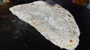 Altın benekli sıcak bir ızgarada büyük bir ekmek pişirmek..