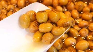 Taze, parlak ikramlar canlı bir piyasa ortamında dikkatlice hazırlanır..