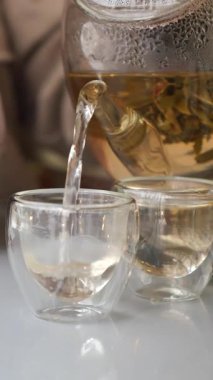 Temiz cam bardaklara dökülen sıcak çayın keyfini çıkarın..