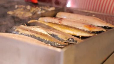 Güneşli bir günde yerel bir markette taze balık kızartılıyor..