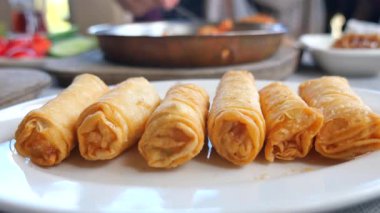Çıtır börekler sıcak servis edilir, lezzetli dolgular sergilenir..