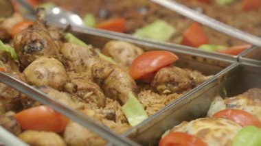 Lezzetli pirinç ve taze sebzelerle servis edilen sulu tavuk..