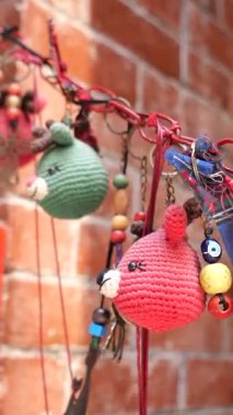 Parlak renkli hayvan el sanatları, canlı bir bölgede bir ipe tutunuyor..