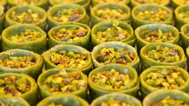 Yerel bir markette lezzetli Türk baklavasının tadını çıkarıyorum..