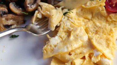 Mantar ve yeşillikle servis edilen lezzetli omlet..