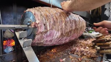 Et bir rostoda ustalıkla pişiriliyor, davetkar bir aroma yaratıyor..