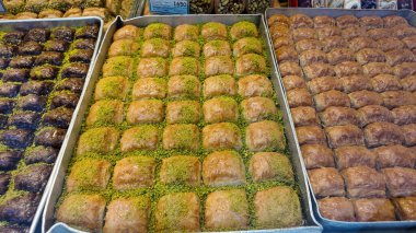 Yeşil fıstıklı tatlı baklavalar müşterileri cezbeder..