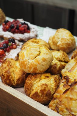 Taze pişmiş hamur işleri ahşap tepside düzenlenir..