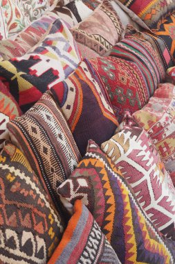 Çeşitli desenli yastıklar pazarda geleneksel tasarımları sergiliyor..