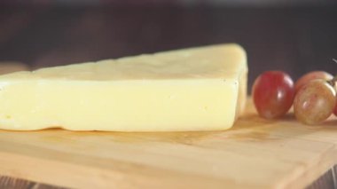 Sergilenen taze üzümlerle birlikte peynirin tadını çıkarın..