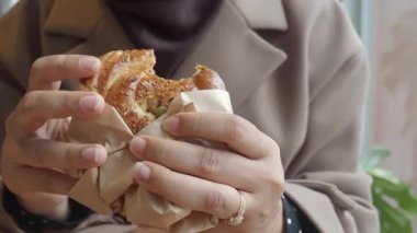 Sıcak bir kafe atmosferinde lezzetli hamur işlerinin tadına varılıyor..