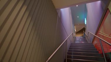 Canlı ışıklarla çağdaş bir ortamda parlak merdivenlere tırman..