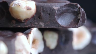 Bu, zengin bir fındıklı çikolatanın nasıl hazırlandığını gösteriyor..