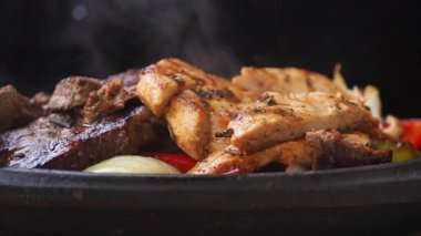 Izgara et ve taze sebzelerle dolu canlı bir yaz barbeküsünün tadını çıkarın..