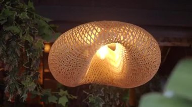 Parlak ışık, güzel örülmüş bir lambanın içinden ışıldar ve sıcaklık yaratır..