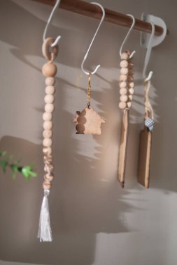 Bir duvar rafında sergilenen ahşap dekorlar..