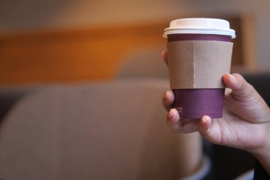 Sıcak bir kafede sıcak bir içecek el ele tutuştu..