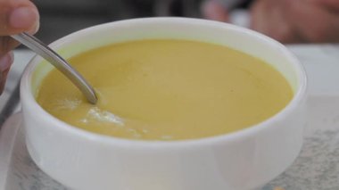 Lezzetli bir mısır çorbasının taze malzemeler ve yeteneklerle nasıl hazırlandığını izleyin..