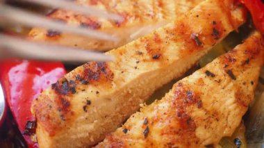 Lezzetli ızgara somon ve rengarenk sebze pişirin..