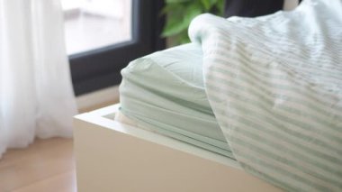 Her sabah yatağını düzenlemek ve korumak için basit yöntemler öğren..