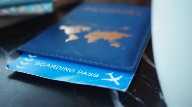 Seyahate çıkmadan önce pasaport ve biniş kartına yakından bak..