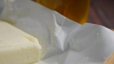 Bir masanın üzerindeki yağ ve tereyağı yakın plan. ,