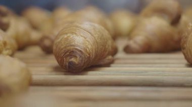 Taze kruvasanlar sabah saatlerinde yerel bir fırında pişirilir ve sergilenir..