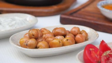 Taze domates ve sosun yanında bir tabak kızarmış nohutun tadını çıkar..