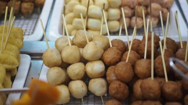 Renkli köfteler ve çubuk atıştırmalıklarla dolu canlı bir tezgah keşfet.