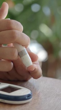 Glikoz ölçer kullanarak kan şekerini kolayca kontrol etmeyi öğren..