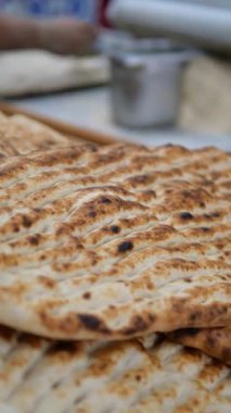 Lezzetli ekmek canlı bir pazar ortamında yapılır..