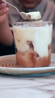 Yerel bir kafede bol aromalı kremalı bir tatlı tatmak..