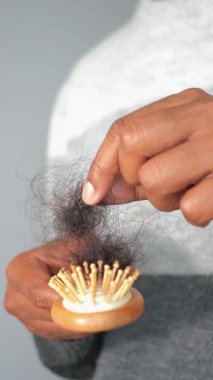 Saçı basit adımlarla saç fırçasından kolayca temizlemeyi öğren..