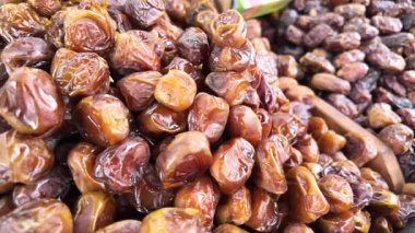 Öğleden sonraları hareketli bir pazarda taze tarihlere bakmanın keyfini çıkarın..