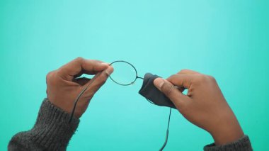 Eller, berraklık için yumuşak bir bezle kadehleri nazikçe siler..