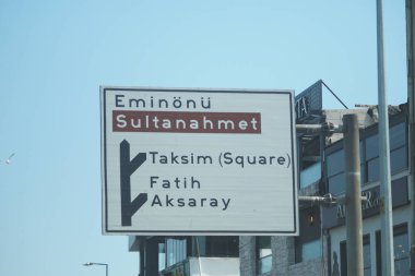 Açık bir günde İstanbul 'da Eminonu ve Sultanahmet' i işaret ediyor.