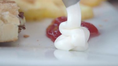 Lezzetli bir sandviçin hazırlanışına dikkat et. Taze malzemeler ve soslarla birlikte..