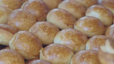 Fırından yeni çıkmış, müşterilerin eğlenmesini bekliyor..