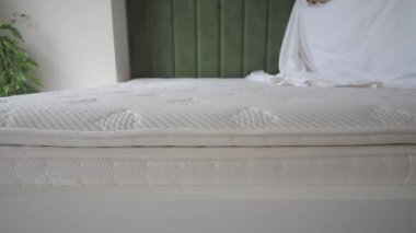 Yatağı Yapan Genç Kadın .